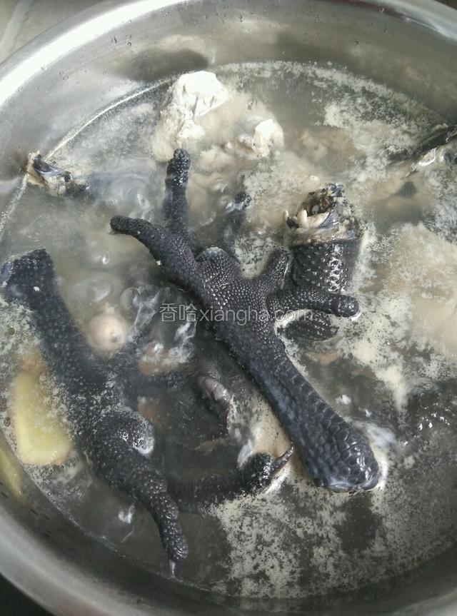 适量姜片加清水煮开加两勺料酒放入乌鸡焯一下去味 ！另起清水加四物煮开，小火熬20-30分钟！