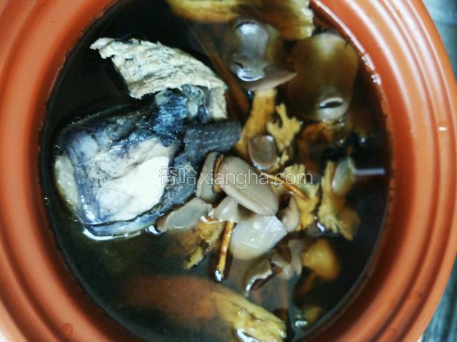 把乌鸡，四物汤一起倒入砂锅加小半碗自酿米酒，加桂圆肉，煮到乌鸡熟了即可