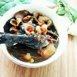 四物米酒乌鸡汤