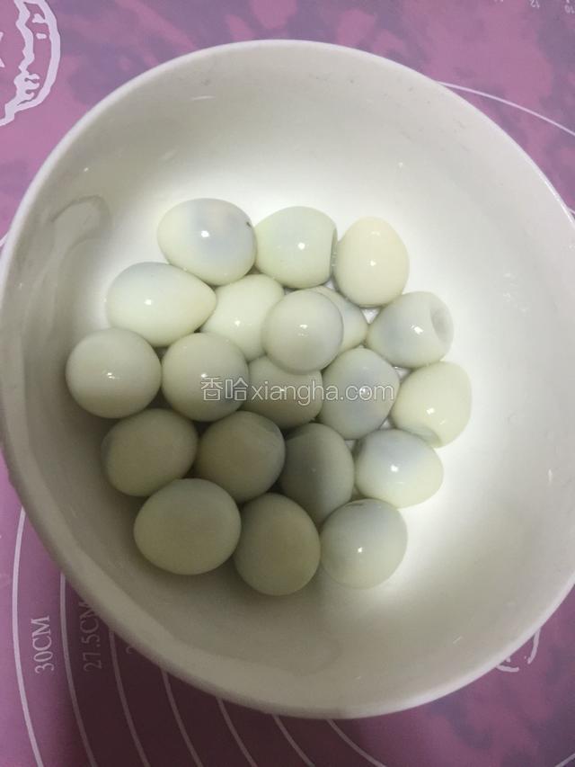 鹌鹑蛋煮熟，去壳待用