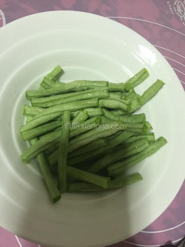 豇豆切段，炒水