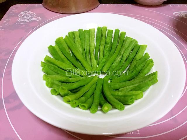 炒熟沥干水分，摆盘待用