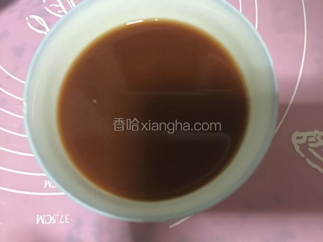半碗水，加入白糖，生抽，盐，醋，蕃茄酱搅拌均匀。糖醋汁就调好了
