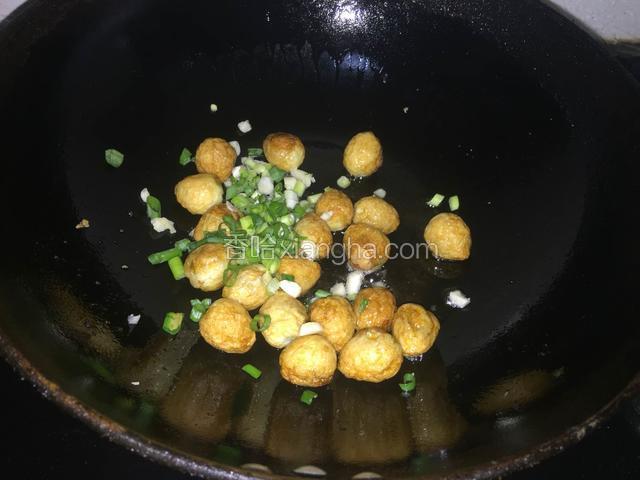 一点点油，倒入鹌鹑蛋和葱蒜翻炒