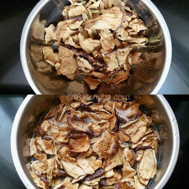 准备茄干，用热水浸泡三个小时左右。