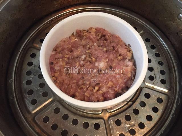 锅里烧开水放入拌均的香菇肉末 大火蒸熟