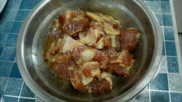 排骨洗干净沥干水，加点生粉 酱油 盐 蒜蓉先腌上15分钟。