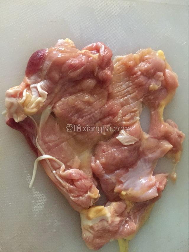 鸡腿剔骨洗净后切成薄片，用刀背敲打拍松