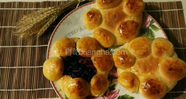烤箱预热170℃，上下火烤15分钟，表面金黄色即可出炉，冷却后填上蓝莓果酱，也可根据自已的喜好填上草莓酱，菠萝酱等～