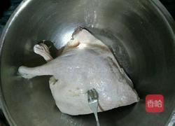 柠香黑椒烤鸭腿的做法图解1