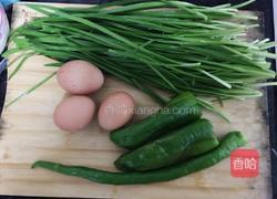 韭菜青椒炒鸡蛋的做法图解1