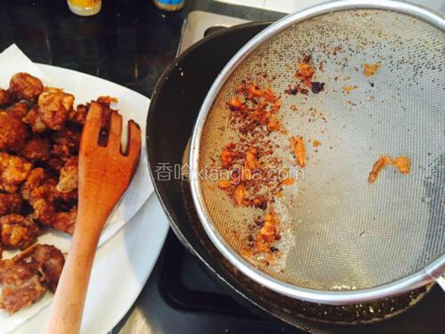 第一次将排骨捞出控油再捞干净锅里的沫渣