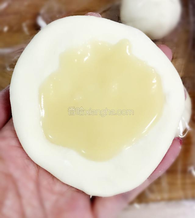 在面团上涂抹一层油酥。