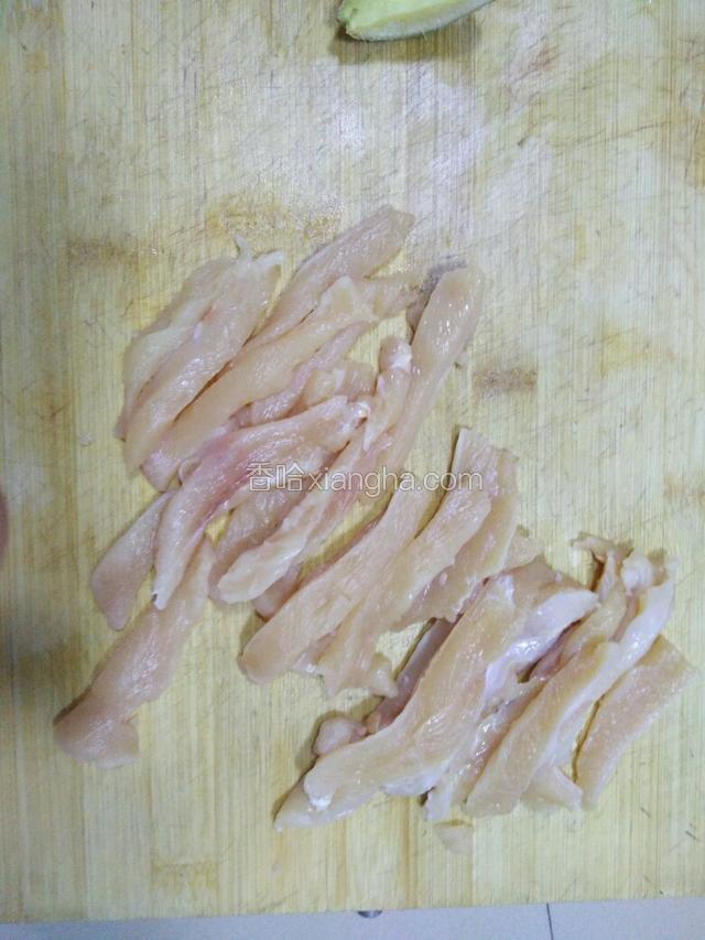 鸡胸肉切成大母指粗细，中指长短的样子