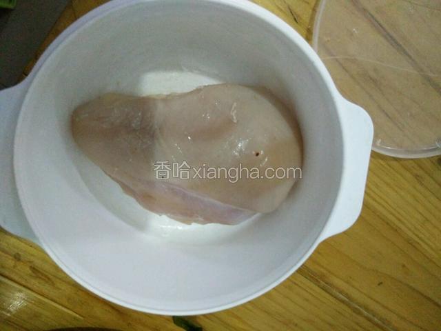 准备好鸡胸肉，洗净沥干水备用