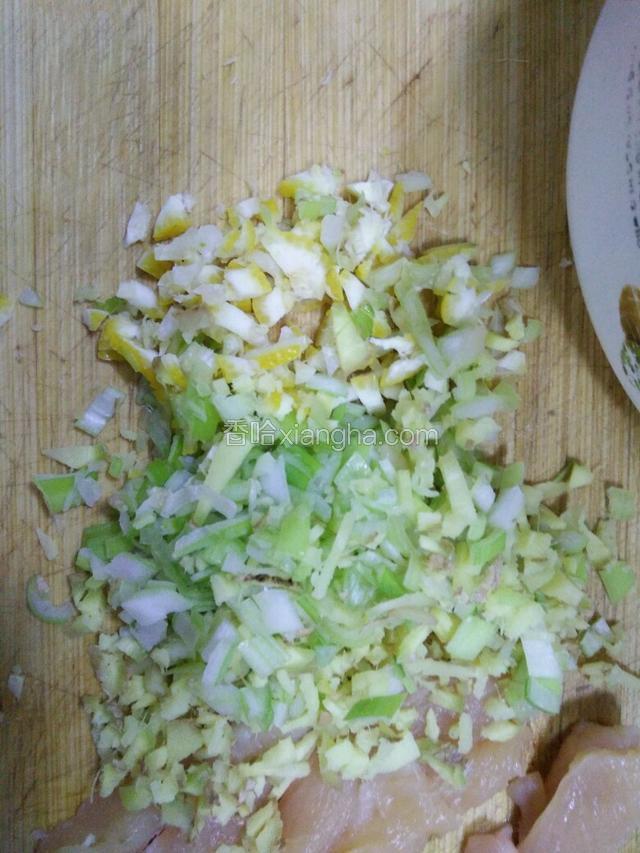 葱姜切末，柠檬一点也切小末，过会腌鸡肉用