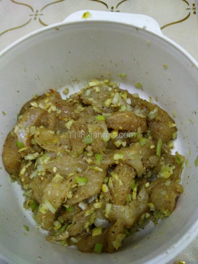葱姜，连同所有调料放鸡肉里抓匀放冷藏2小时