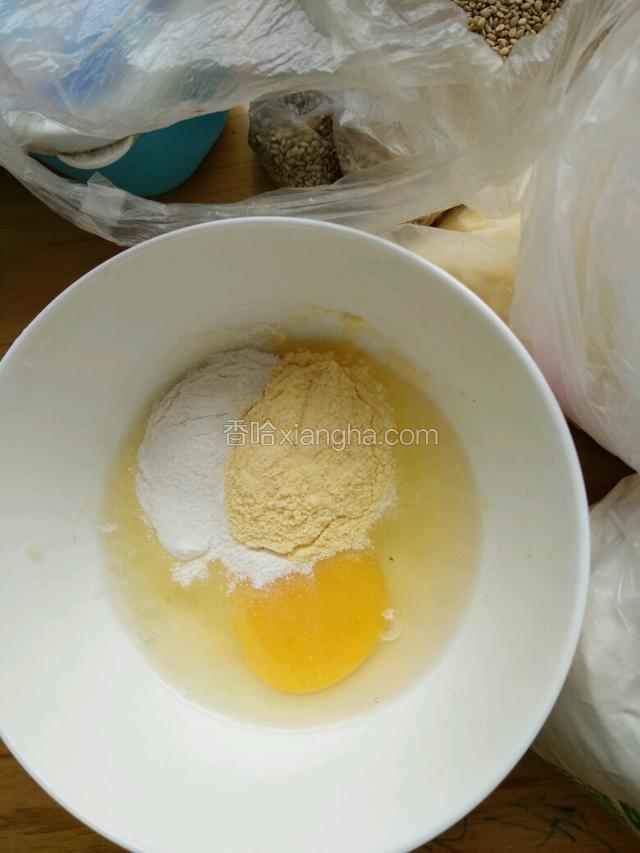 把鸡蛋和面粉，小米面，放点盐，放碗里
