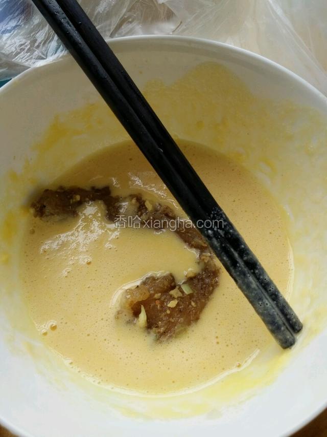 打散面和鸡蛋，醒10分钟，夹鸡柳到面糊里沾一下