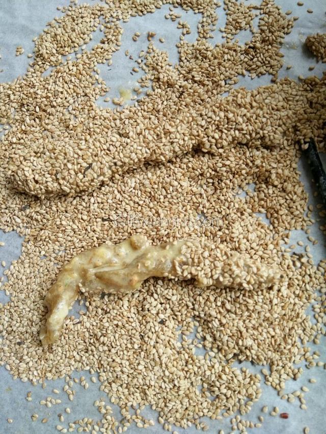 然后如图中那样裹上芝麻