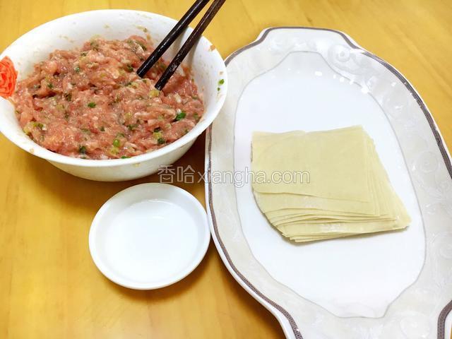 准备好馄饨皮和少许清水备用。