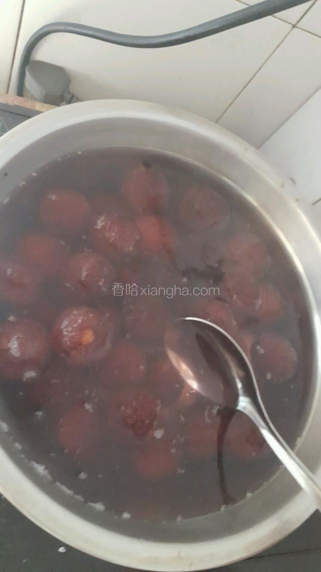 盆中加入适量水，根据个人口味加入适量冰糖熬煮。