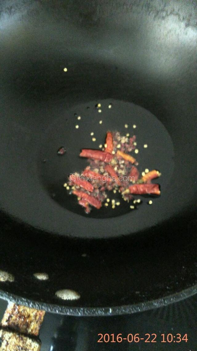 锅中下油，加麻椒，树椒，小火熬制。