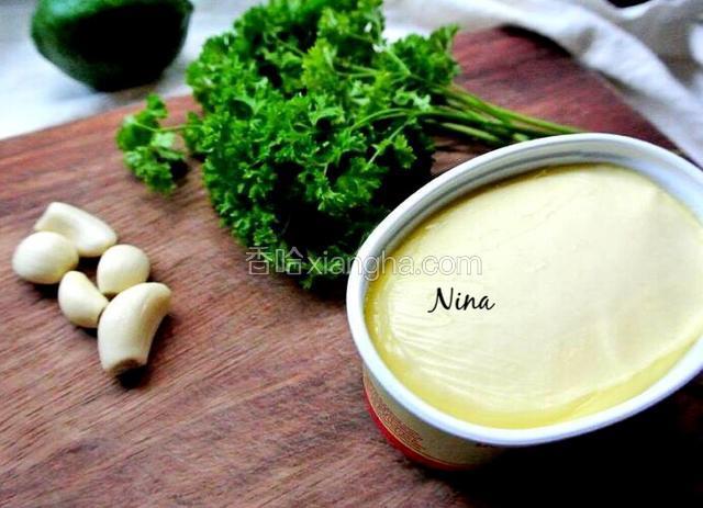 所需食材如下：蒜瓣切末、巴西里叶切碎。