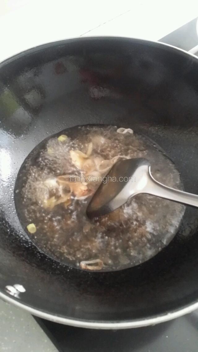 葱花炒香，倒入适量红醋，加水，熬成醋水，这个根据个人口味调整比例