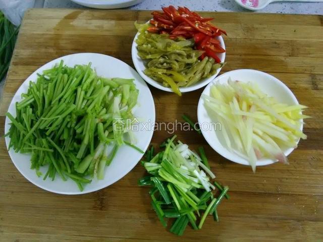野山椒朝天椒切丝，姜蒜切丝，香菜摘去叶了留杆切段，葱切断