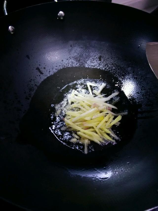 锅中放油烧至八成热，放入姜蒜爆香
