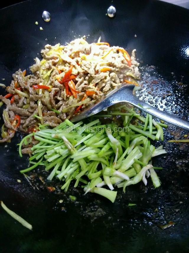 放入香菜段炒匀