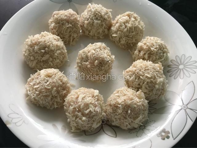 榨成泥状的虾和土豆加入糯米粉适量，搓成圆球外面裹上面包糠。