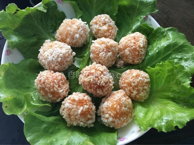 生菜上盘摆好，虾球变金黄色可以起锅摆盘。