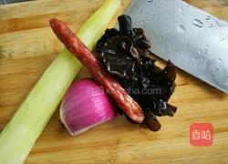 广式腊肠耗油莴笋的做法图解1
