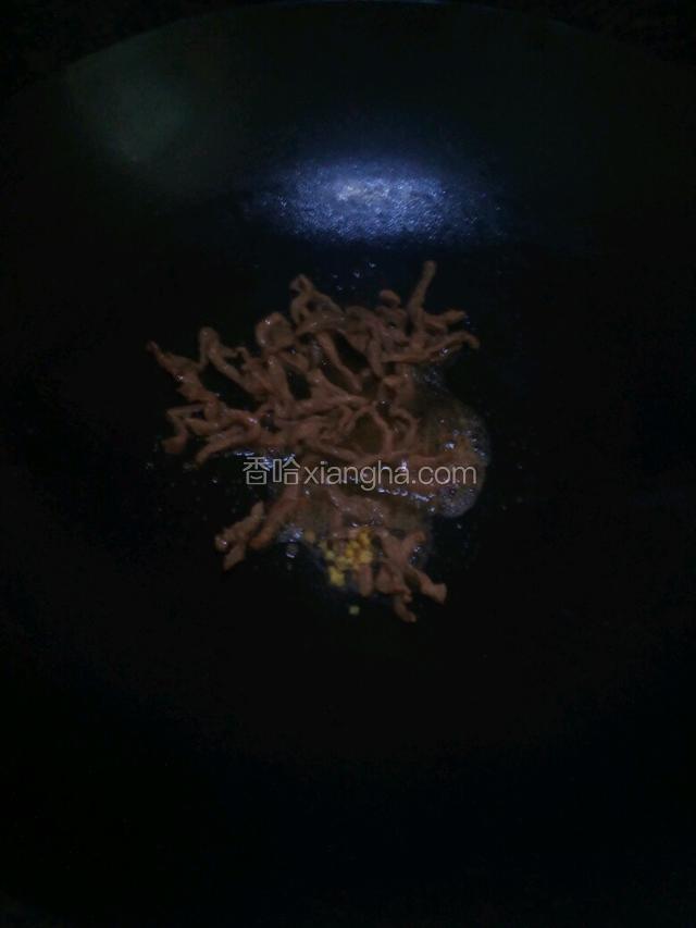 加入姜末 翻炒几下  盛到碗里放着