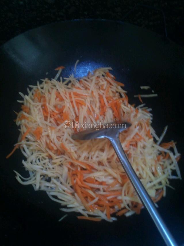 放入胡萝卜丝土豆丝翻炒  
加适量的盐跟酱油
（根据个人口味放调料）