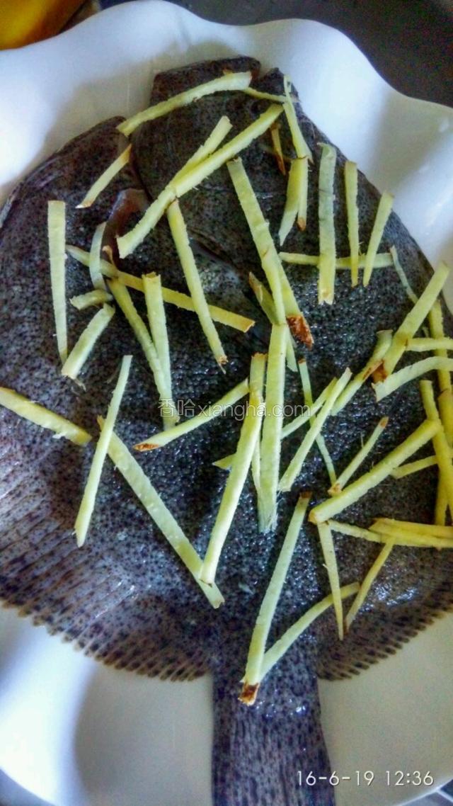 碟子下边铺姜丝放鱼上去然后在鱼身上再铺上姜丝，上锅蒸，水滚放鱼，八分钟即可