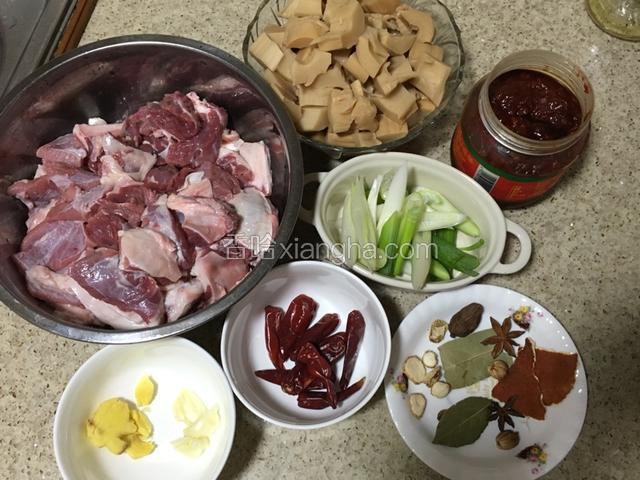 准备食材：牛腩提前泡20分钟，泡出血水，沥干切大块，笋子切块，大葱斜切条，姜蒜拍开。