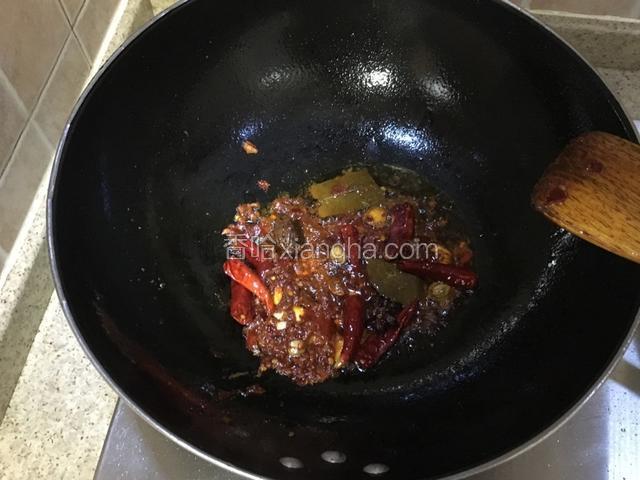 放入姜蒜和郫县豆瓣炒出红油。