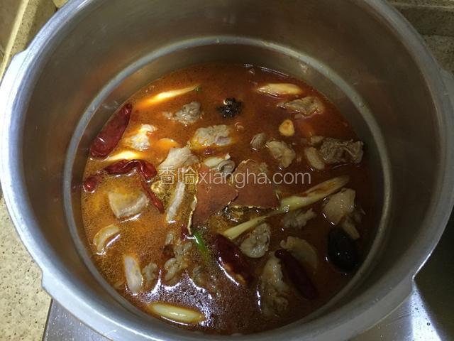 加水没过所有菜后倒入高压锅内，倒入酱油，放陈皮，大火煮至高压锅上气后转中火煮35分钟。