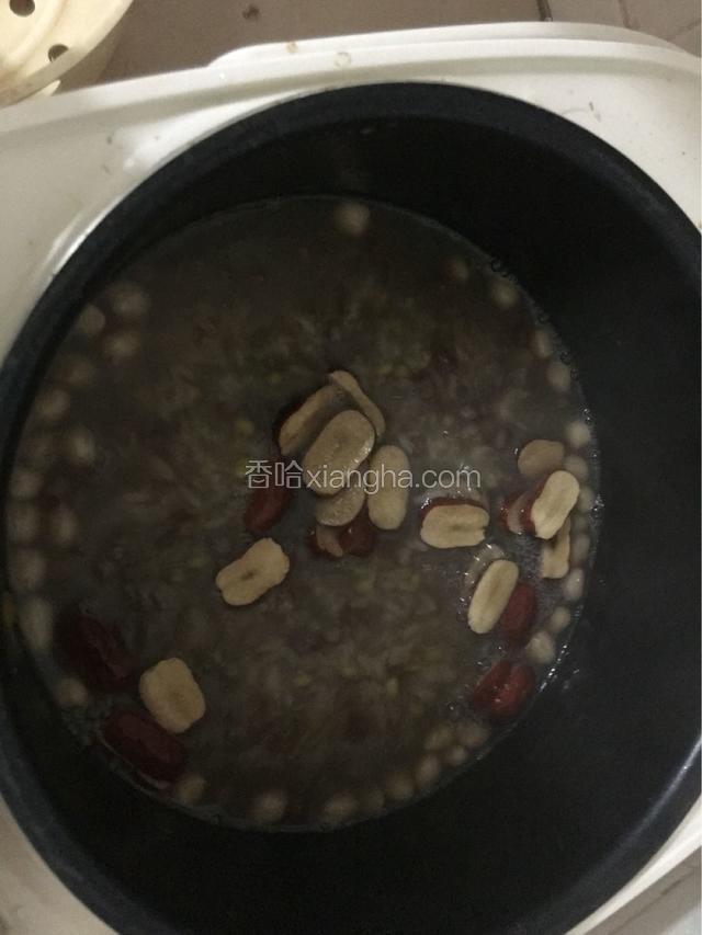 等到粥煮了一半时间的时候把红枣片放进去煮