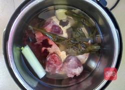 海带木耳大骨汤的做法图解2