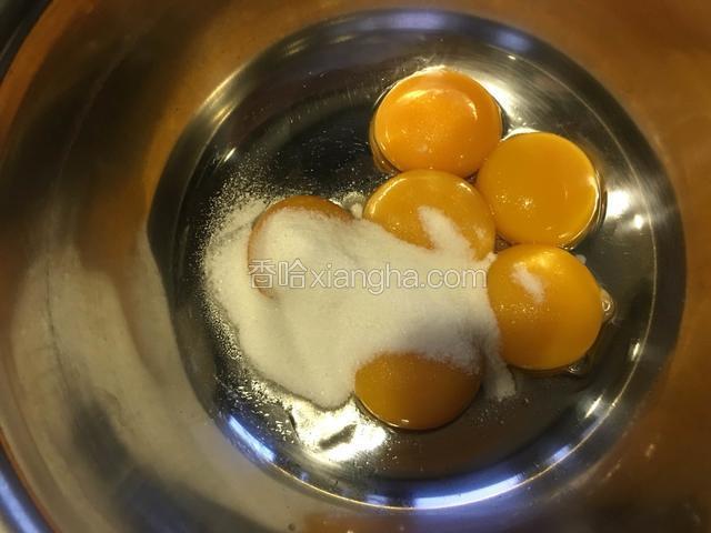 把6个蛋黄加入20g细砂糖，用打蛋器轻轻打散。