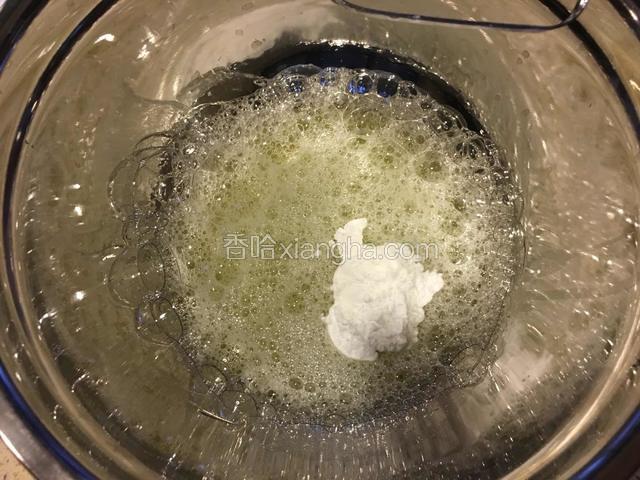 用电动打蛋器把蛋白打到呈鱼眼泡状的时候，加入1／3的糖。