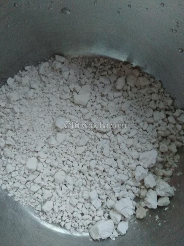 先煮红薯凉风
准备两把红薯粉（老家带的，纯正滴）
倒入400ml水
