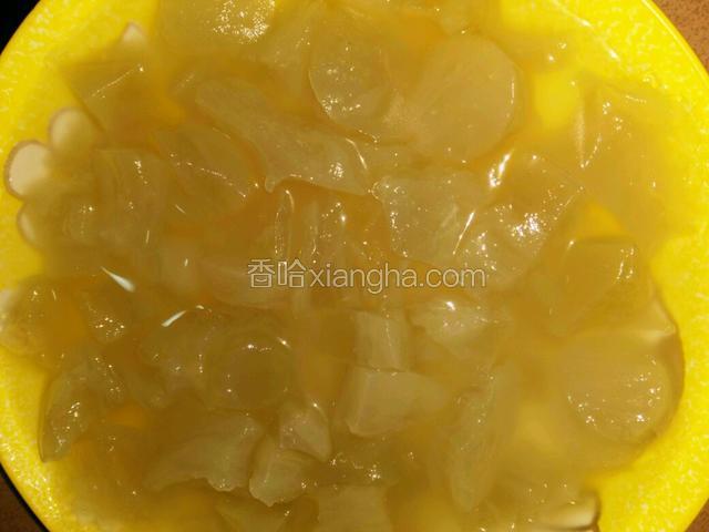 放凉切成小块，用凉白开水浸着