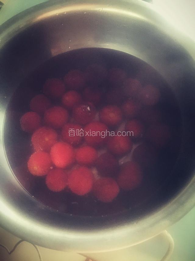 水煮开后放入杨梅，没过小手指一节就可。