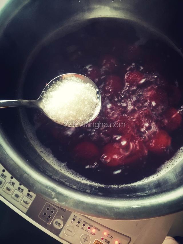 煮开至水变色后，加入白糖（可按照个人口味适量添加或减少）。