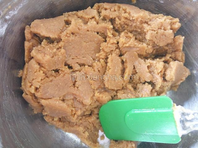 用刮刀翻拌均匀